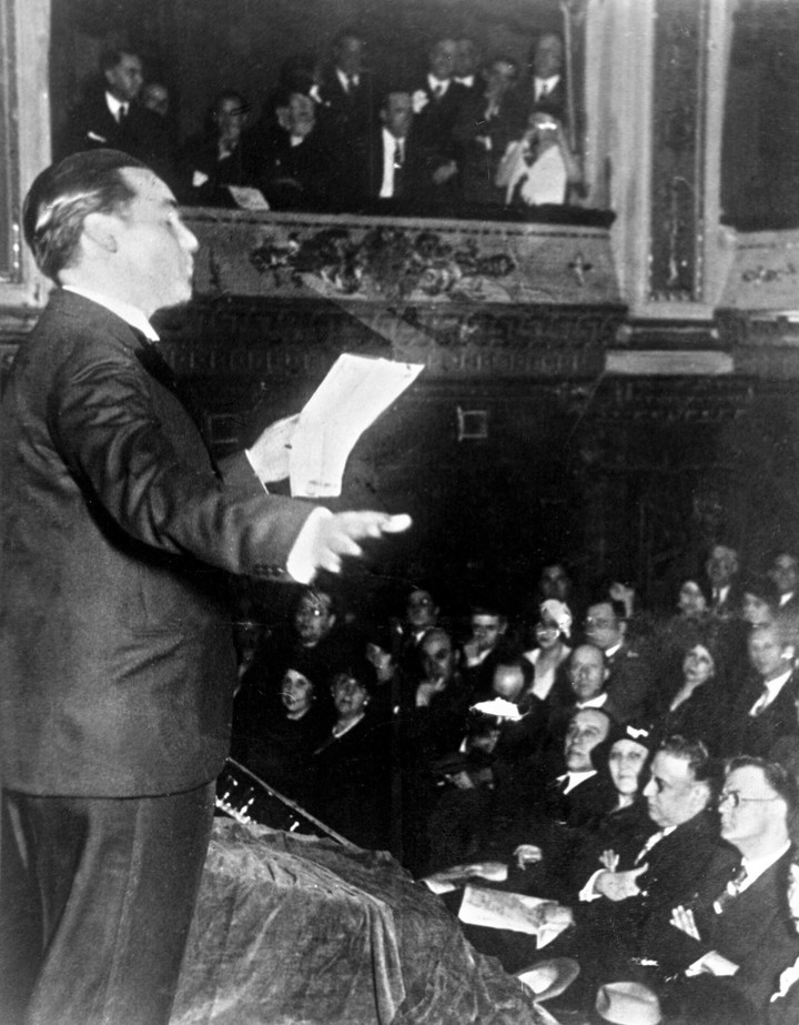 Fotografía de archivo de 1933 del escritor Federico García Lorca cuando recitaba uno de sus poemas al público, en el Teatro Avenida de la ciudad de Buenos Aires