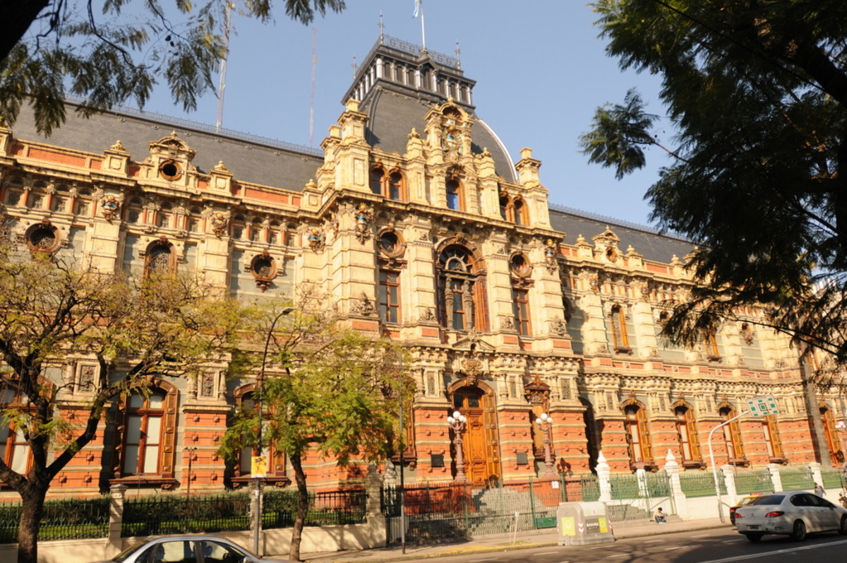 Imponente. El Palacio de Aguas Corrientes, cuya construcción comenzó en 1887. En Córdoba al 1900./ Archivo Clarín
