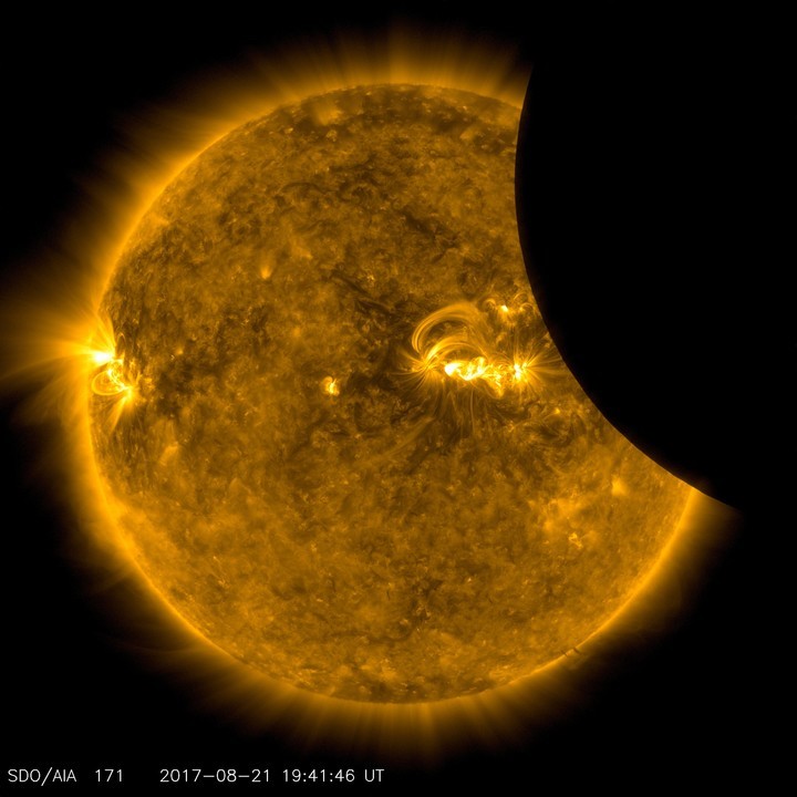 La luna atravesando el sol durante un eclipse solar, en una imagen tomada con luz ultravioleta extrema. (Foto: NASA)