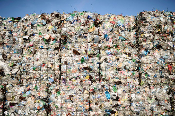 Sorbetes o  pajitas de plástico están siendo prohibidos por la contaminación que generan. (Archivo)