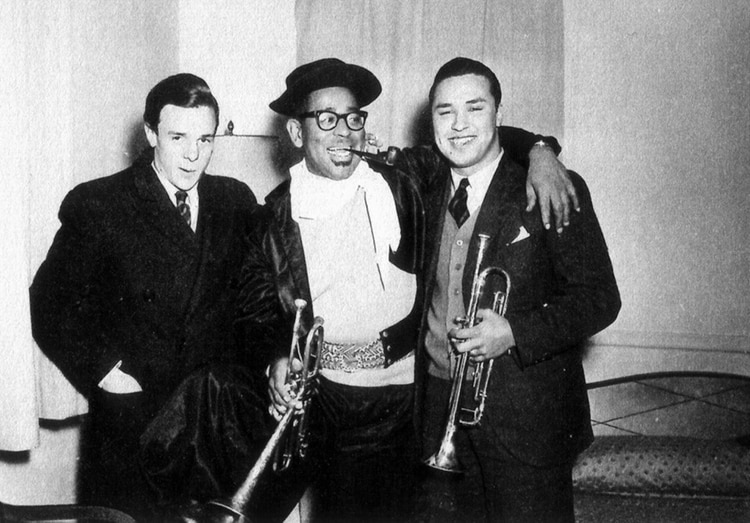 Alfonso Fassi, Dizzy Gillespie vestido de gaucho y con su pipa y Carlos “Negro” Rodriguez Jurado (Gentileza de Alfonso Fassi)