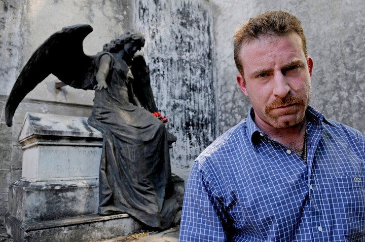 Hernán Vizzari, investigar de asuntos funerarios. “Esta plaza es un sacrilegio”. Foto Pepe Mateos